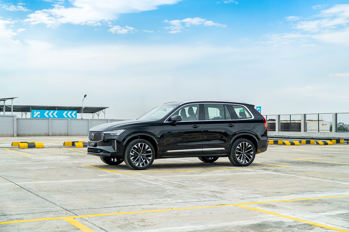 ảnh chụp thât volvo xc90 b5 màu đen ở ngoài trời 